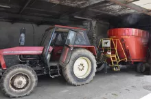 Paszowóz współpracuje z wysłużonym Ursusem 914, idelanie twardym ciągnikiem na warunki oborowe
