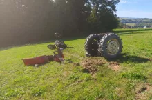 Ciągnik stoczył się i rozpadł na części