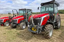 3 kompaktowe ciągniki Massey Ferguson stoją obok siebie na polu