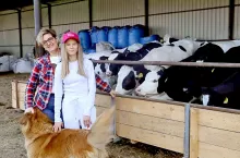 Ilona Michalak z córką Zosią i ich psami / krowy mleczne