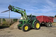 Ciągnik John Deere z przyczepą