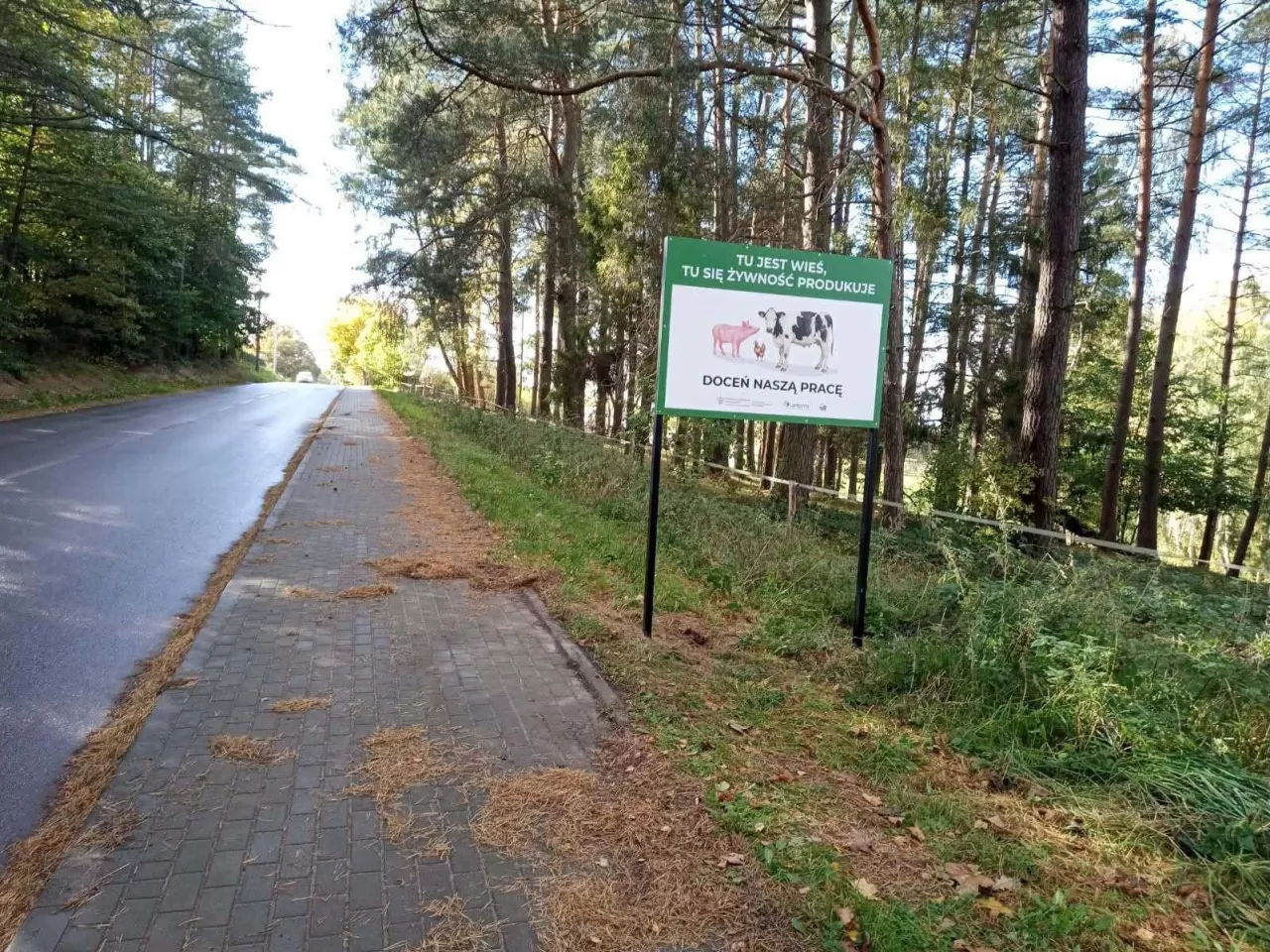 tablice informacyjne „Tu jest wieś, tu się żywność produkuje. Doceń naszą pracę”
